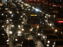 Conducir de noche puede considerarse una actividad de riesgo