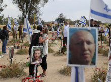 Familiares y amigos visitan el sitio conmemorativo de las víctimas asesinadas durante el festival de música Nova en los ataques de Hamas del 07 de octubre de 2023