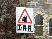 Una imagen muestra una señal de advertencia de francotirador del Ejército Republicano Irlandés (IRA) con vistas a la zona de Bogside de Derry, en Irlanda del Norte, el 20 de abril de 2019.