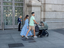 Dos personas pasean con un carrito de bebé