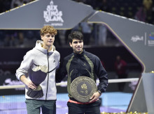 Sinner y Alcaraz posan con el trofeo del campeón y subcampeón del Six Kings Slam
