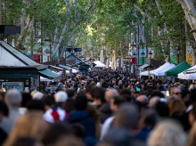 (Foto de ARCHIVO)
Cientos de personas visitan las paradas durante el día de Sant Jordi 2024, a 23 de abril de 2024, en Barcelona, Catalunya (España). Barcelona acoge como cada año la festividad de Sant Jordi y engalana la ciudad de rosas rojas. Además, la actividad principal del día es que centenares de escritores firman sus libros en 425 puestos por el Día Internacional del Libro. Este año, la festividad se extiende desde la Rambla hasta el distrito de Gràcia.

Lorena Sopêna / Europa Press
23 ABRIL 2024;SANTO JORDI;LIBROS;DIA DEL LIBRO;
23/4/2024