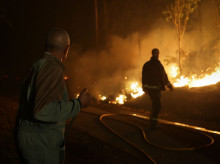 Vecinos colaboran en las labores de extinción del incendio, a 12 de octubre de 2023, en Vidal, Trabada, Lugo