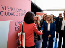 La alcaldesa de Granada junto a la italiana Denise Bax, alto cargo de la Unesco y secretaria de la Red de Ciudades Creativas