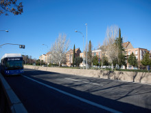 Un autobús en la A-5 a la altura de la Avenida de los Poblados