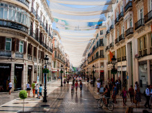 Esta concurrida calle se convierte, cada año, en el centro neurálgico de la Navidad, la Semana Santa y la Feria