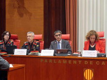 Josep Lluís Trapero comparece en el Parlament acompañado del comisario jefe de los Mossos, Miquel Esquius, y la subjefa Alicia Moriana