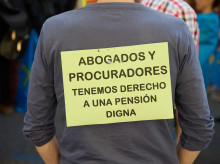 (Foto de ARCHIVO)
Un hombre con un cartel durante una manifestación contra la ministra de Inclusión, Seguridad Social y Migraciones, en Madrid