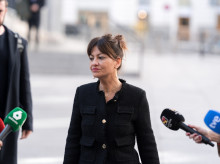 (Foto de ARCHIVO)
La ministra de Juventud e Infancia, Sira Rego, atiende a los medios de comunicación a su llegada a una reunión en la Delegación del Gobierno de Canarias en Madrid, a 5 de diciembre de 2024, en Madrid (España). El Gobierno central, el canario y el PP, además de Ceuta y Melilla, se han reunido para intentar desatascar un acuerdo que permita sistematizar la solidaridad interterritorial en el acogimiento de menores migrantes. Ayer, 4 de diciembre, VOX anunció que suspenden las negociaciones presupuestarias con el PP en las autonomías donde sus votos son necesarios por el posible pacto migratorio que se ha hablado en la reunión.

Diego Radamés / Europa Press
05 DICIEMBRE 2024;MENORES;MIGRANTES;ACOGER;PP;CANARIAS;GOBIERNO;VOX;PARTIDO POPULAR
05/12/2024