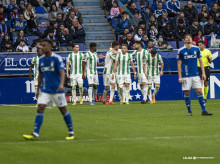 Celebración de un gol del Córdoba, con Isma Ruiz en el centro de la imagen y su rodilla vendada