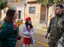 Sofía, la niña de Aldaya que reparte polvorones entre los soldados desplegados por la dana