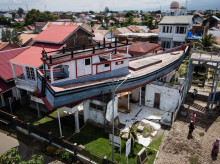 Un barco fue arrastrado por el agua hasta lo alto de una casa