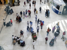 Varias personas con maletas en la terminal T4 del aeropuerto Adolfo Suárez Madrid-Barajas