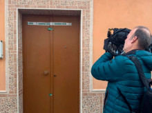 La puerta de la casa donde han hallado el cuerpo de la mujer