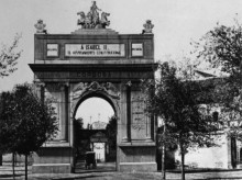 Portada efímera que se levantó delante de Puerta Nueva (al fondo) con motivo de la visita a Córdoba de Isabel II (1862)