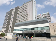 Ambiente en las inmediaciones de la puerta del Hospital de La Paz, en Madrid