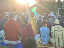 Musulmanes rezando en el parque Lo Morant