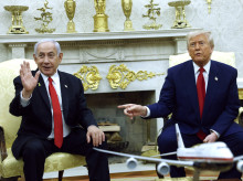 El primer ministro israelí, Benjamin Netanyahu, habla con el presidente estadounidense, Donald Trump, en el Despacho Oval