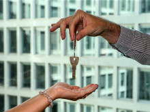 Entrega de llaves de una vivienda