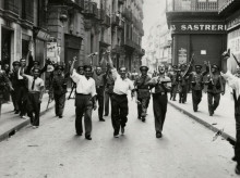 Los trabajadores de Barcelona celebran en las calles tras derrotar a la rebelión militar franquista en Barcelona el 19 de julio de 1936