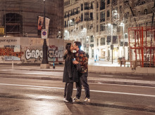 Dos jóvenes se dan un beso en el centro de Madrid