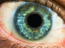 Ojo azul verdoso