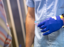 (Foto de ARCHIVO)
Un enfermero con la vacuna de la gripe en el centro de Salud de Habana-Cuba, a 18 de octubre de 2021, en Vitoria, País Vasco, (España). El Servicio Vasco de Salud Osakidetza ofrece a mayores de 70 años con la segunda dosis de la vacuna contra la Covid-19 la posibilidad de inocularse la tercera dosis a la vez que reciban la vacunación contra la gripe, para la cual los colectivos vulnerables ya puede pedir cita desde hoy. A todas ellas, Osakidetza les administrará, si lo desean, una vacuna tetravalente, que aumenta su protección frente a las distintas cepas de la gripe. Osakidetza ha adquirido un total de 651.333 dosis, cantidad que se podrá aumentar hasta en un 20% en caso de que haya una mayor demanda.
Iñaki Berasaluce / Europa Press
18 OCTUBRE 2021;VACUNA;GRIPE;VITORIA;PERSONAS MAYORES;PERSONAS VULNERABLES;COVID-19
18/10/2021