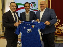 El seleccionador de fútbol sala de Kuwait, Bruno García, junto al alcalde de Ferrol, José Manuel Rey Varela, y el presidente de la federación gallega, Pablo Prieto