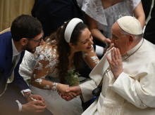 Papa Francisco y una pareja de recién casados