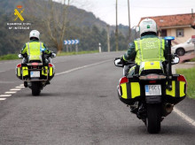 Vehículos de la Guardia Civil en carretera