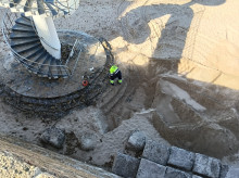 Un operario municipal trabajando en la escalera de caracol