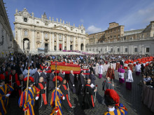 Momento en que el féretro del Papa Francisco se traslada a la Basílica de San Pedro