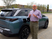 ¿Merece la pena repostar el coche con gasolina o diésel premium de vez en cuándo?
