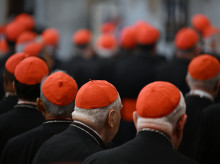 Cardenales a las puertas del Vaticano