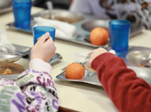 Varios niños en un comedor escolar en Madrid