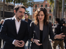 El alcalde de Castelldefels, Manuel Reyes, junto a la presidente de la Comunidad de Madrid