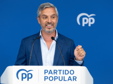 Juan Bravo visita el Complejo Deportivo de Burguillos junto a dirigentes del PP sevillano