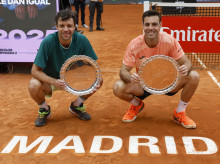 Horacio Zeballos (i) y Marcel Granollers (d) posan con el trofeo de campeones del Mutua Madrid Open