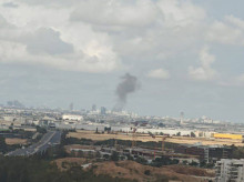Una columna de humo es visible en Tel Aviv tras la explosión