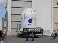 El transportador KAMAG de la NASA lleva la nave espacial Artemis II Orion de la agencia desde el Edificio de Operaciones y Control Neil A. Armstrong a la Instalación de Procesamiento de Carga Múltiple en el Centro Espacial Kennedy en Florida el 3 de mayo