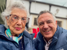 Roberto Brasero, con su madre