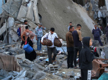 Palestinos revisan los refugios destruidos en una escuela de la UNRWA que alberga a personas desplazadas, tras un ataque israelí en el campo de refugiados de Bureij, en el centro de la Franja de Gaza