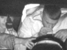 Joven consumiendo cocaína dentro de un coche