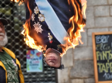 Un momento de la quema del muñeco del Rey Felipe VI en Gerona este lunes