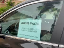 Cartel en un vehículo aparcado en Alboraya.
