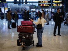 Imagen de archivo de una viajera en el Aeropuerto Adolfo Suárez Madrid-Barajas