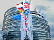 Banderas frente a la sede del Parlamento Europeo en Estrasburgo