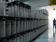 Varios barriles de cerveza artesanal.