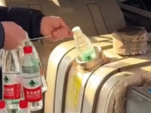 El conductor introduce hasta una decena de botellas