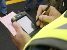 Un agente de la Guardia Civil pone una multa a un conductor